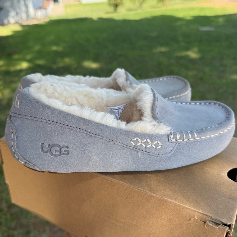 UGG Ansley Light Gray Suede Moccasin Slippers, Sz. 6, RETAIL $115 *store display